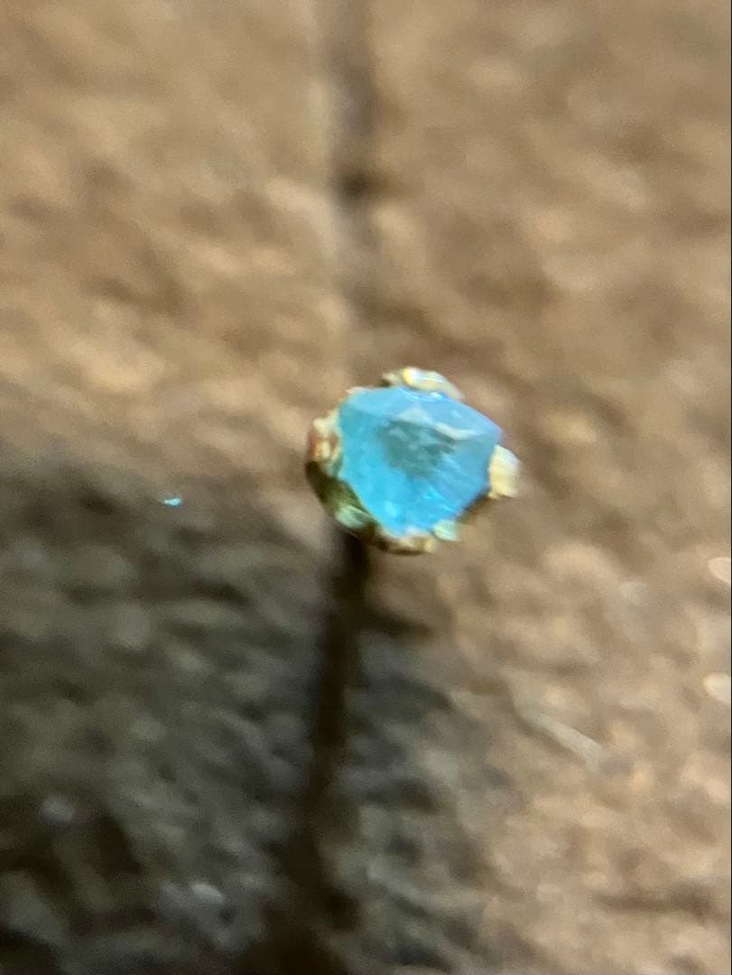 シ*ダ様 K18※片耳用＊かわいいパライバトルマリンのスタッドピアスです