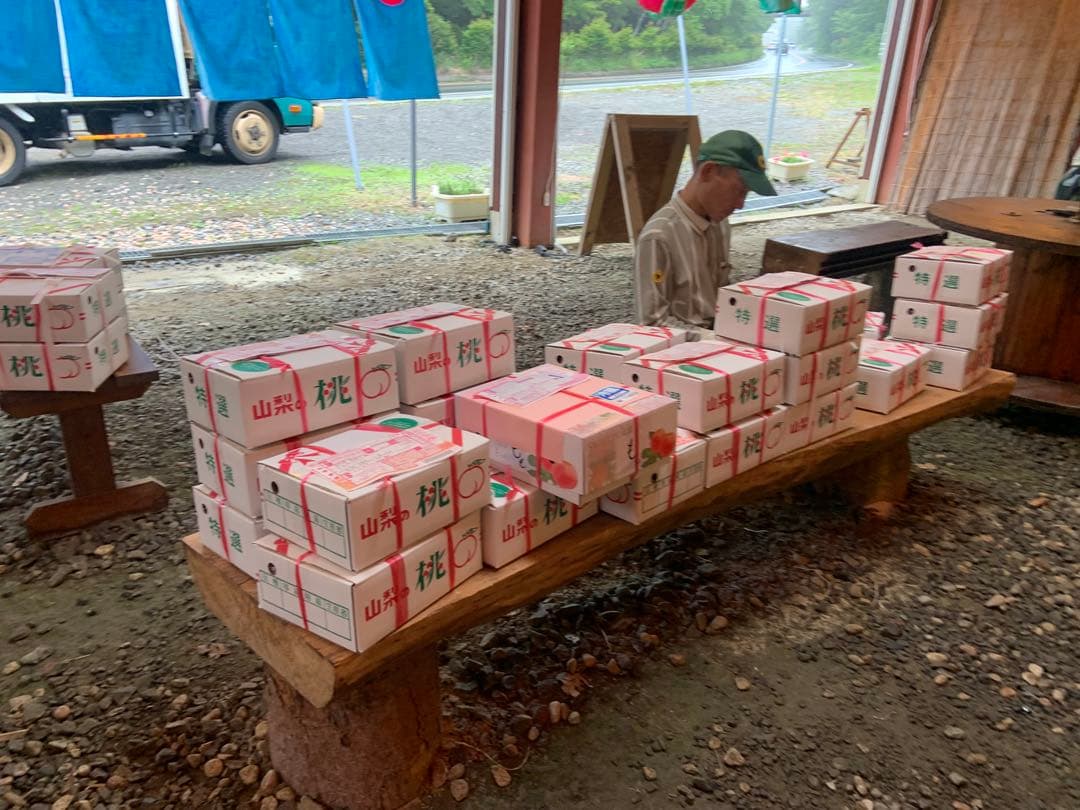 山梨最終のさくら白桃を5個詰めて2箱重ねて発送