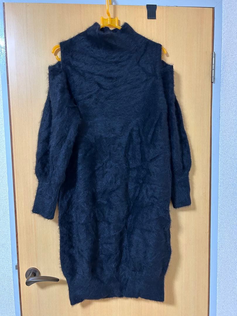 ラブティックボンボン　スリットショルダーブラックミニワンピース　さえこさんワンピ