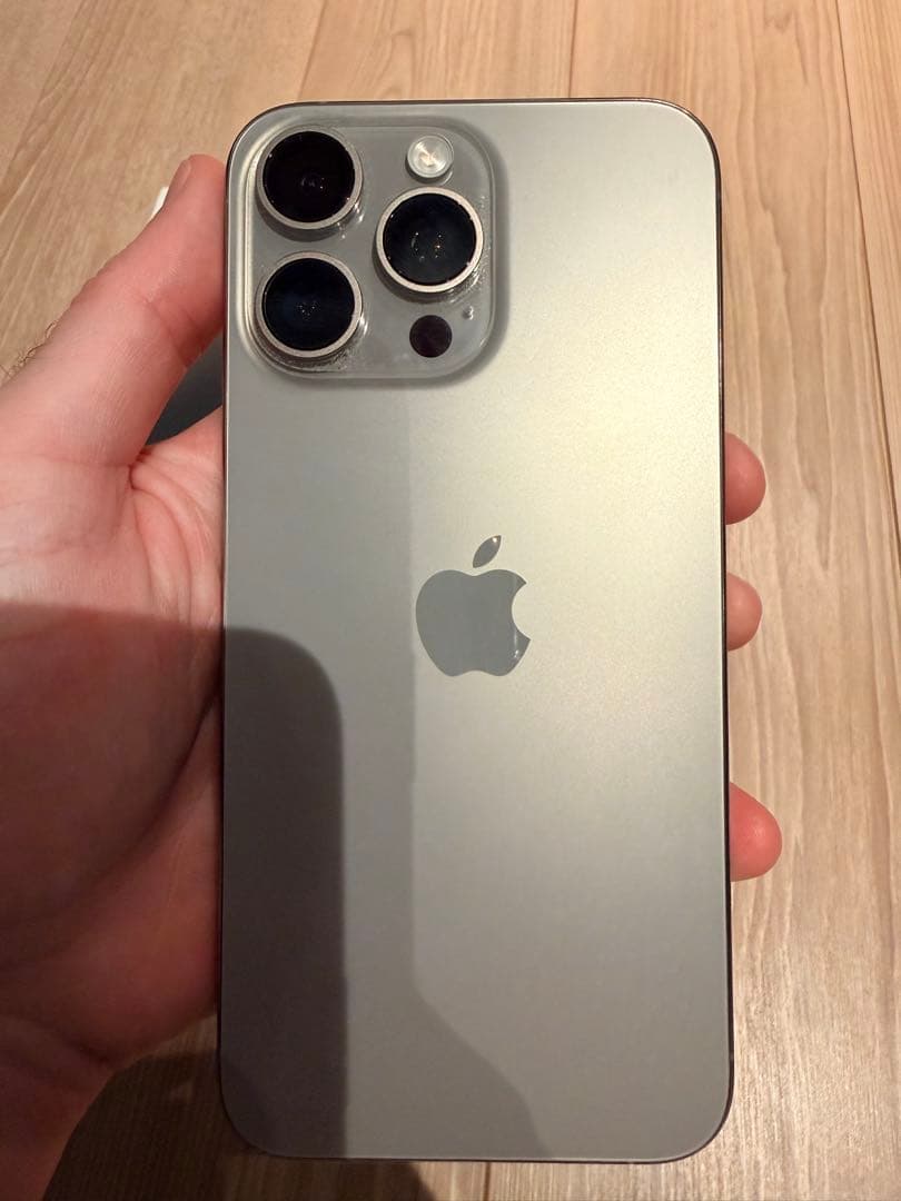 iPhone 15 Pro Max 256 gb本体 画面にひびあり