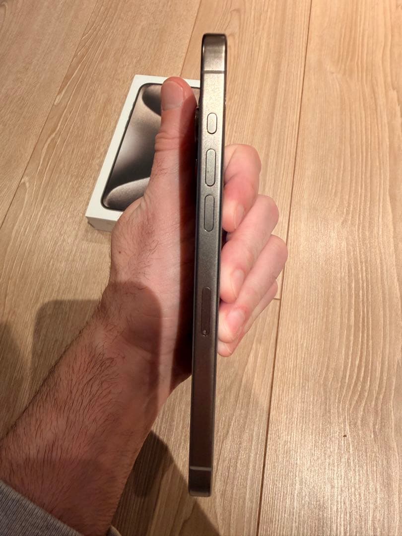 iPhone 15 Pro Max 256 gb本体 画面にひびあり