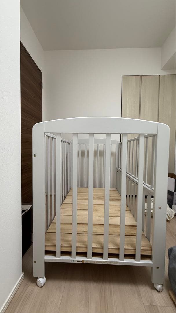 カトージ　ベビーベッド キャスター付き