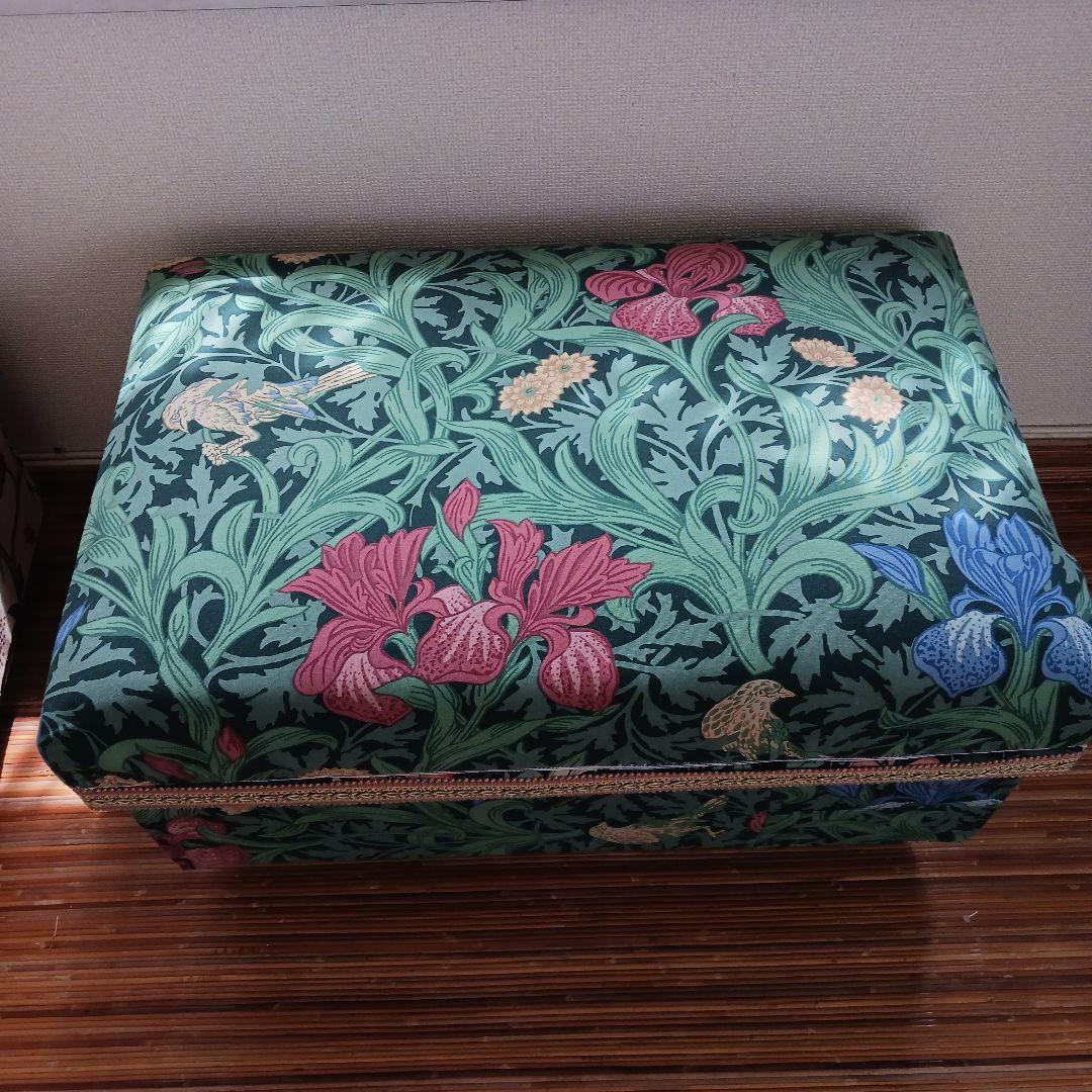 カルトナージュ【英国製ウィリアムモリス生地】茶箱大を用いてのスツール又は物入れ