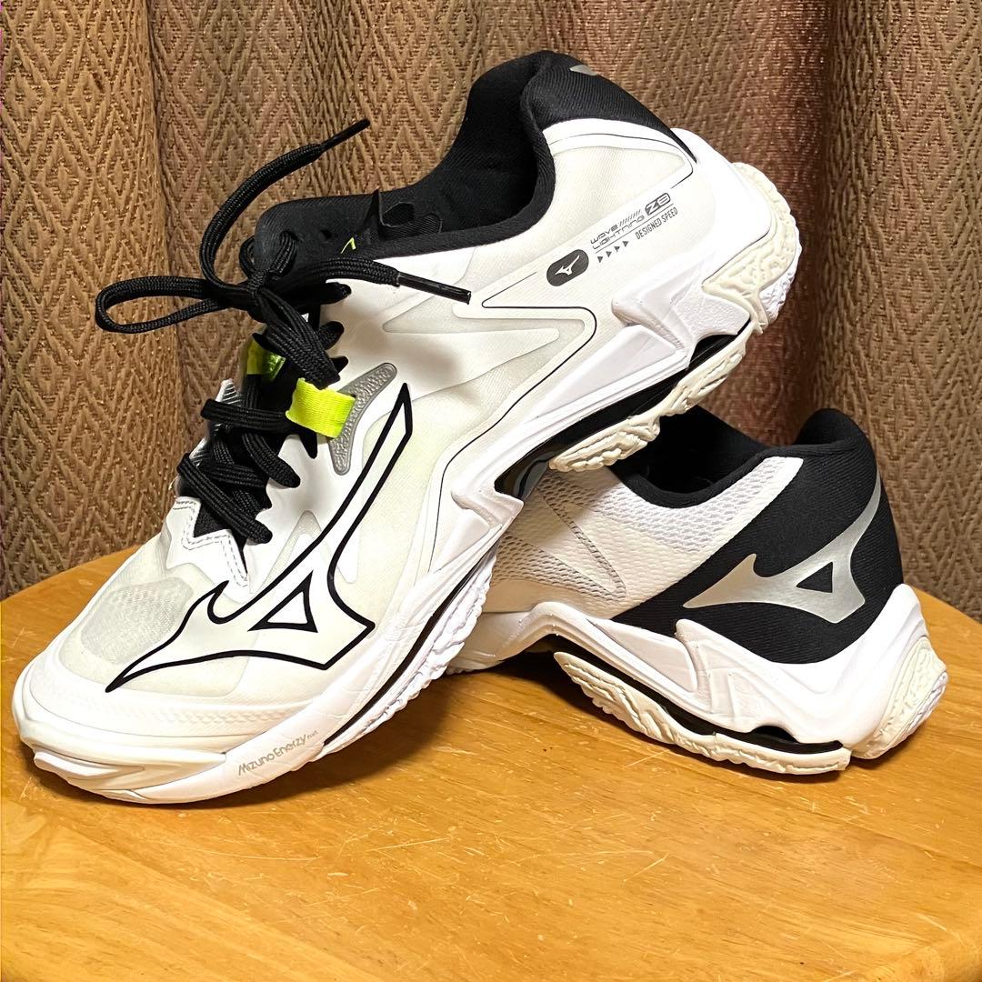 Kazu　新品未使用　ミズノ　バレーボール　ウエーブライトニング Z8