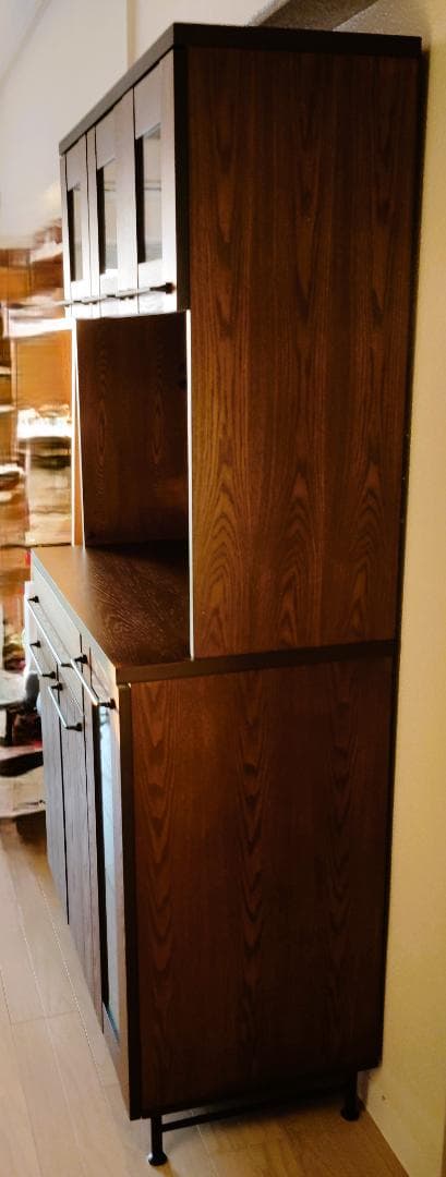 【送料込】【美品】コンセント付きでトースターや電気ポットも置ける木製カップボード