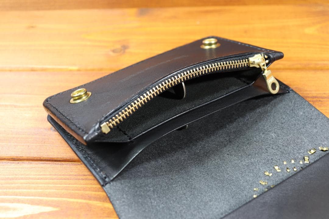 フラワースタッズミドルトラッカーウォレット ハトメ小判カン付き