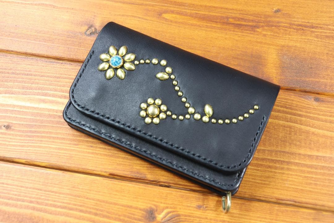 フラワースタッズミドルトラッカーウォレット ハトメ小判カン付き