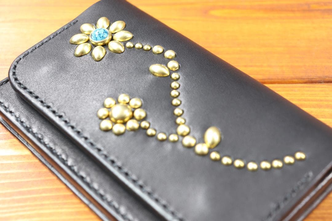 フラワースタッズミドルトラッカーウォレット ハトメ小判カン付き