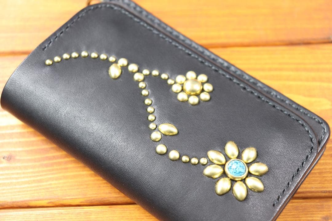 フラワースタッズミドルトラッカーウォレット ハトメ小判カン付き