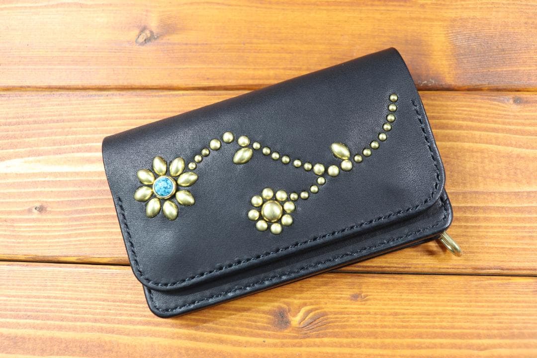 フラワースタッズミドルトラッカーウォレット ハトメ小判カン付き