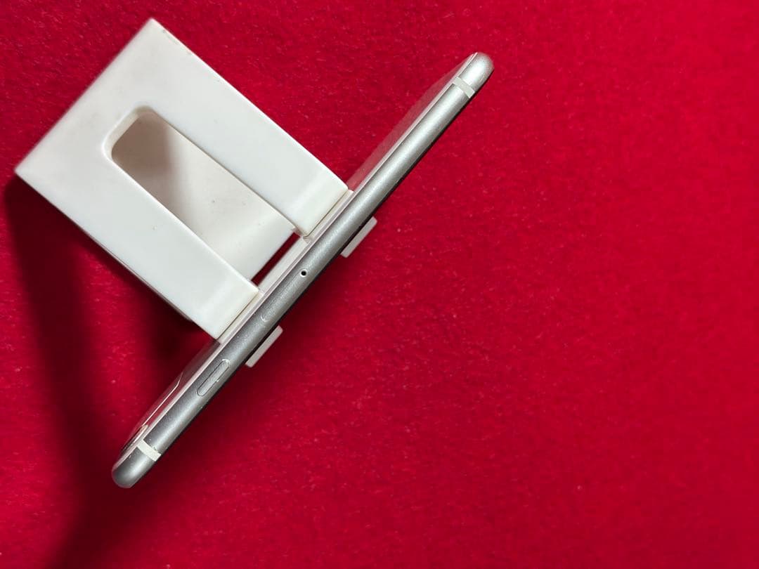 【9701】iPhone SE3第3世代スターライト 64GB simフリー