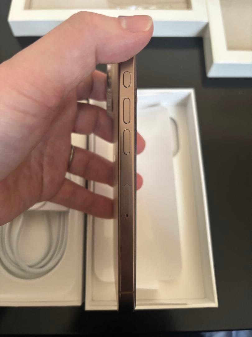 iPhone 16 pro 128GB デザートチタニウム　美品