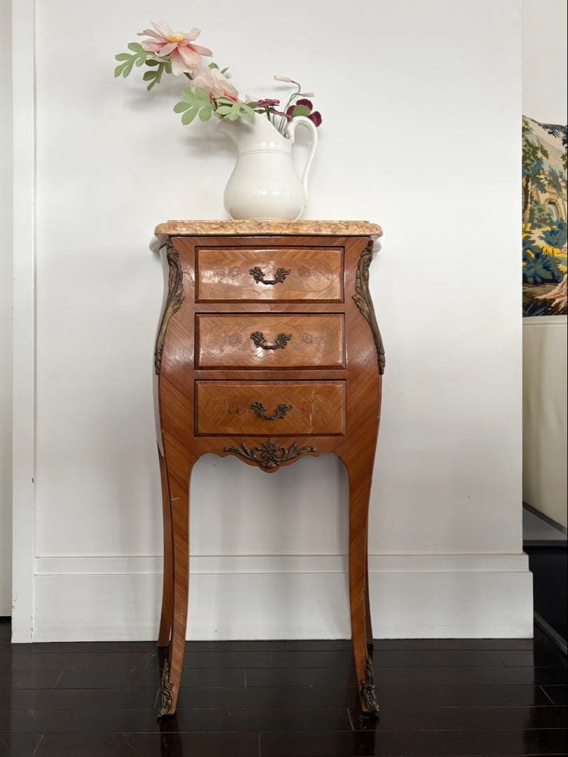 インレイと木目が美しい、スモールチェスト　大理石