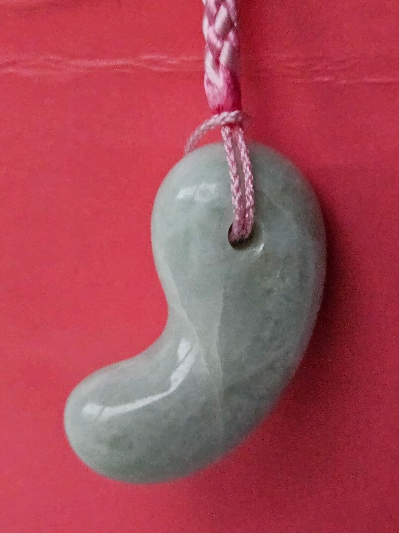 透薄水　翡翠勾玉　　　　　　　糸魚川産　国石