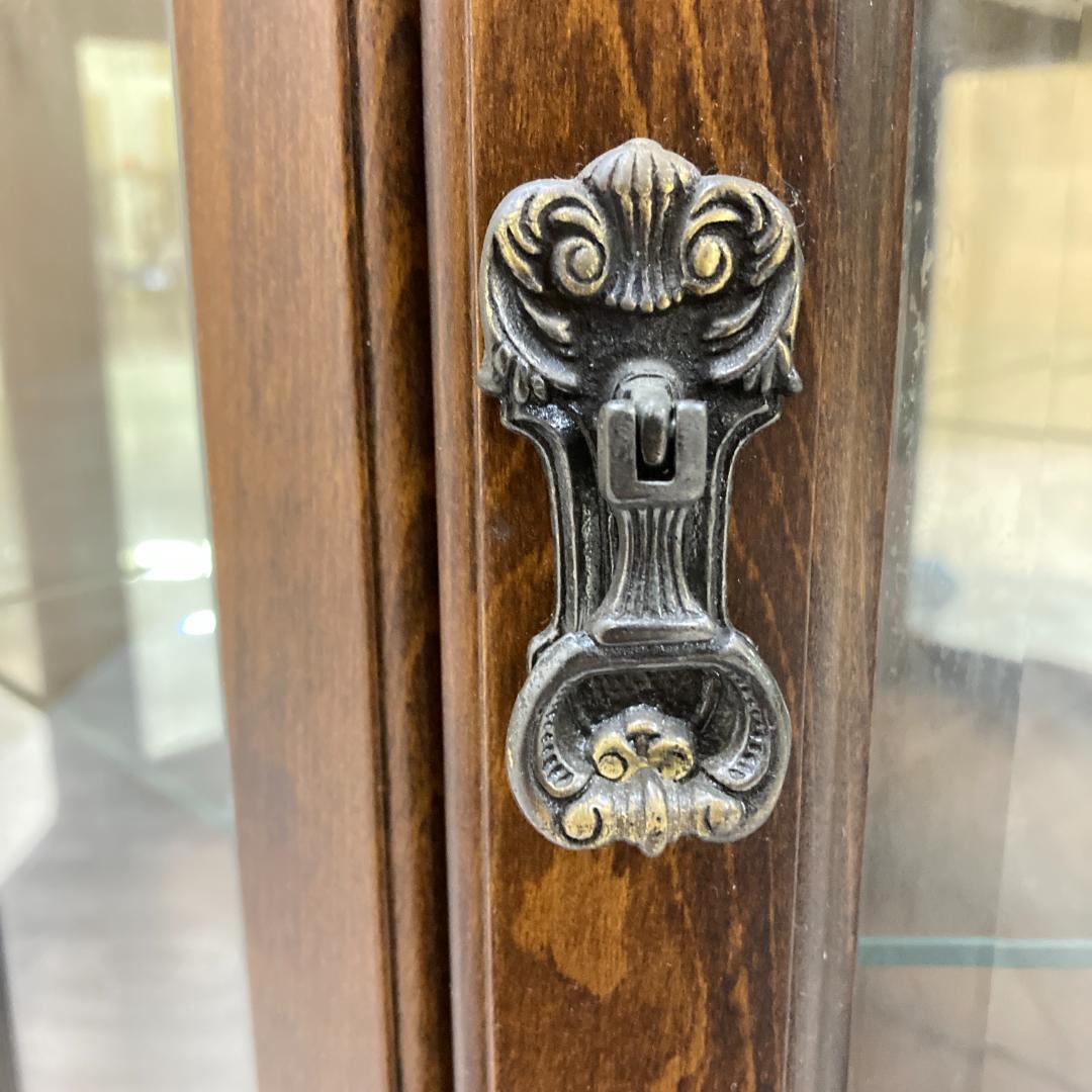 【カリモク】コロニアル　照明付き　飾り棚　コーナーキャビネット　キュリオケース