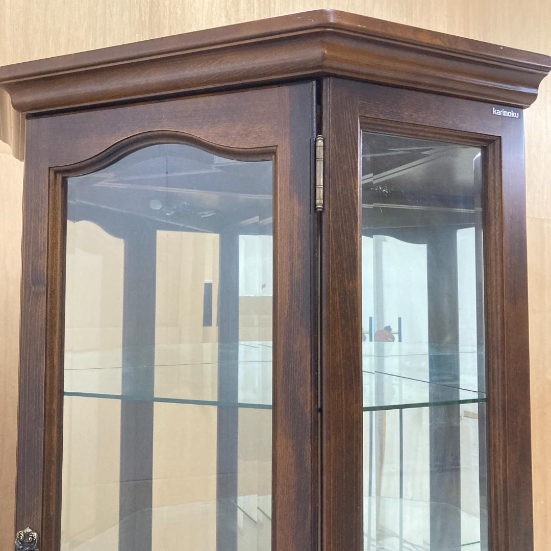 【カリモク】コロニアル　照明付き　飾り棚　コーナーキャビネット　キュリオケース