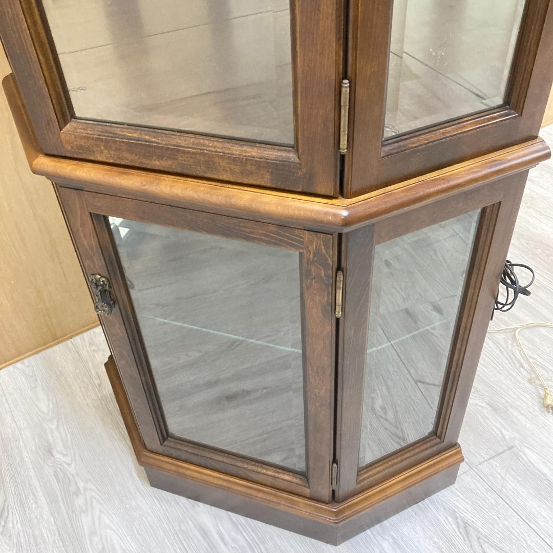 【カリモク】コロニアル　照明付き　飾り棚　コーナーキャビネット　キュリオケース