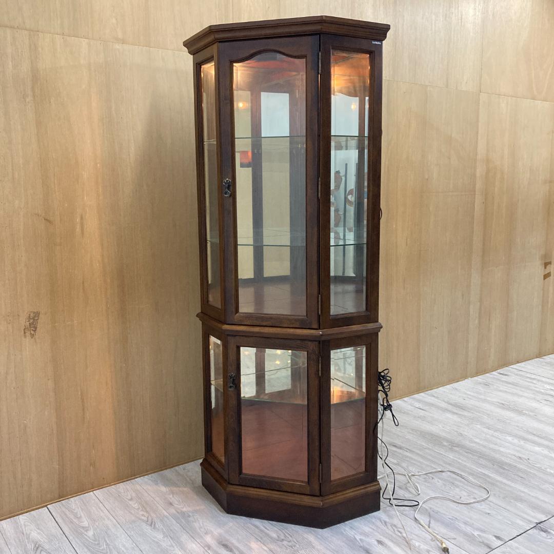 【カリモク】コロニアル　照明付き　飾り棚　コーナーキャビネット　キュリオケース
