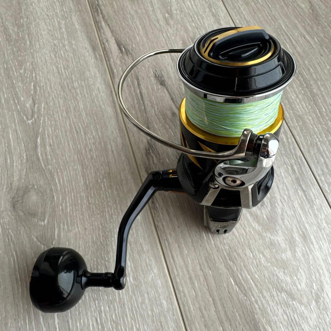 19STELLA SW 8000hgスピニングリール ブラック/ゴールド