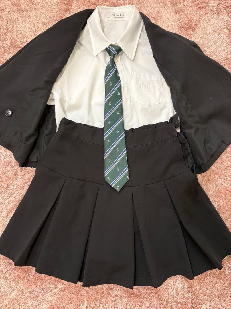 **ラブトキシック（Lovetoxic）**の卒業式用スーツ4点セット