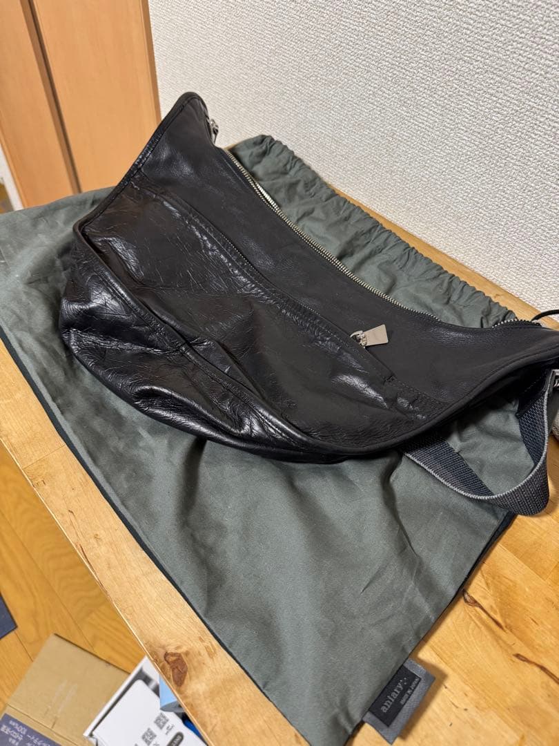 黒レザーショルダーバッグ ダブルジッパー