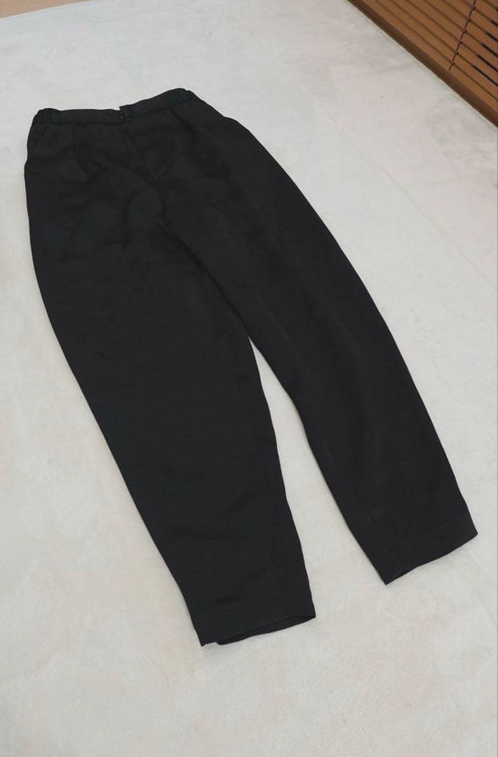 カレンソロジー curensology ダブルサテンタックパンツ 黒