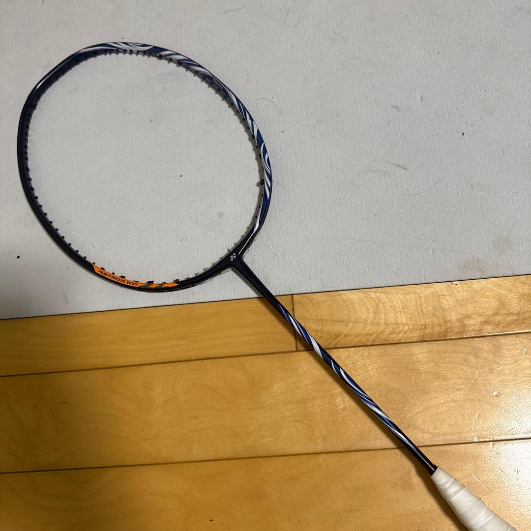 ASTROX 100ZZバドミントンラケット4U5 ジャンク品