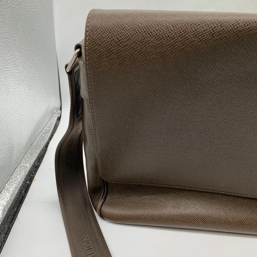 ルイヴィトン タイガ サヤン ショルダーバッグ グリズリ レザー M30918