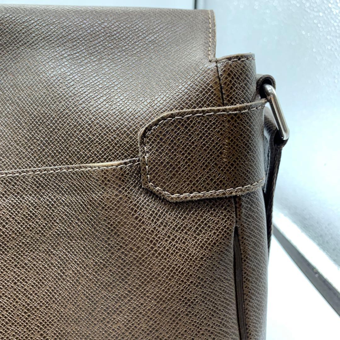 ルイヴィトン タイガ サヤン ショルダーバッグ グリズリ レザー M30918