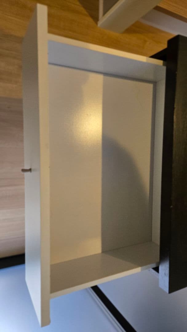 白黒の4段チェスト