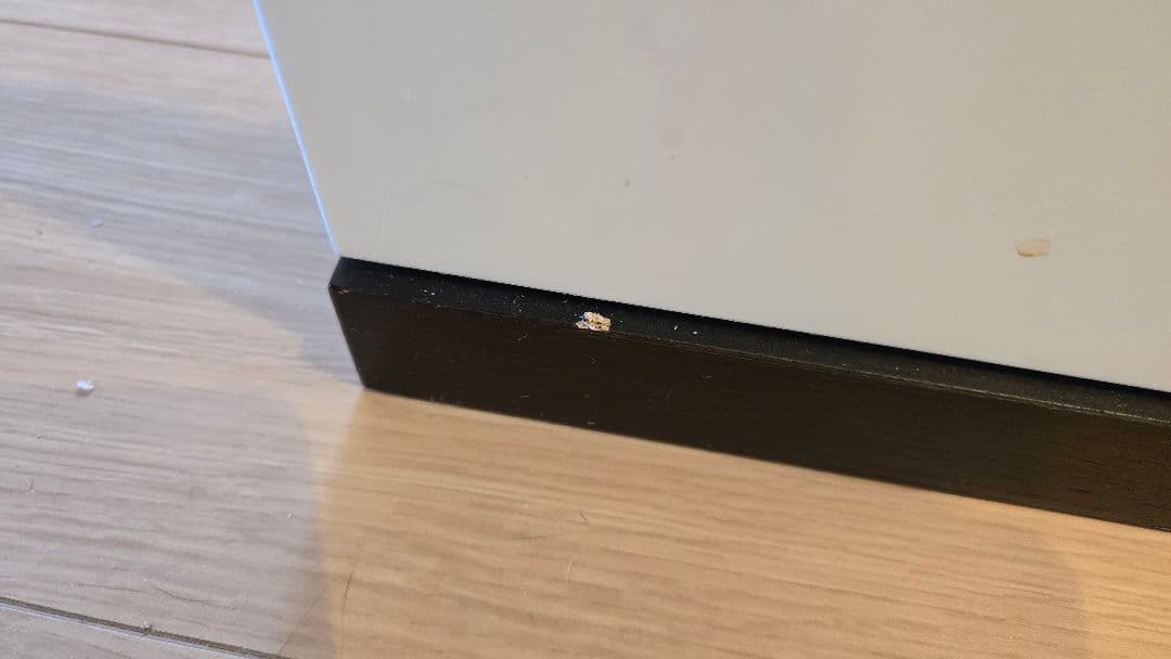 白黒の4段チェスト