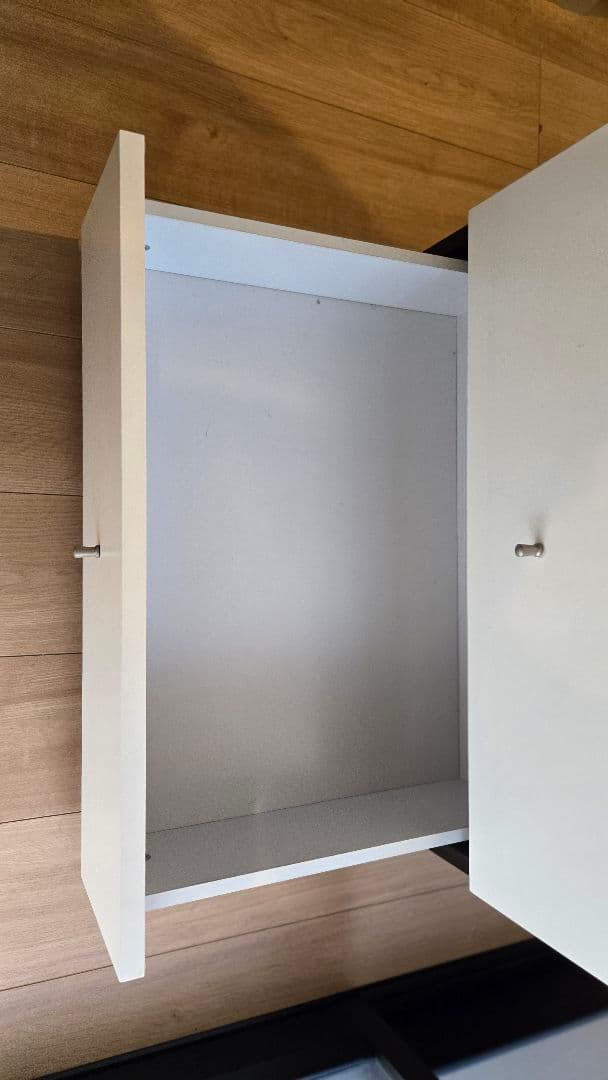 白黒の4段チェスト