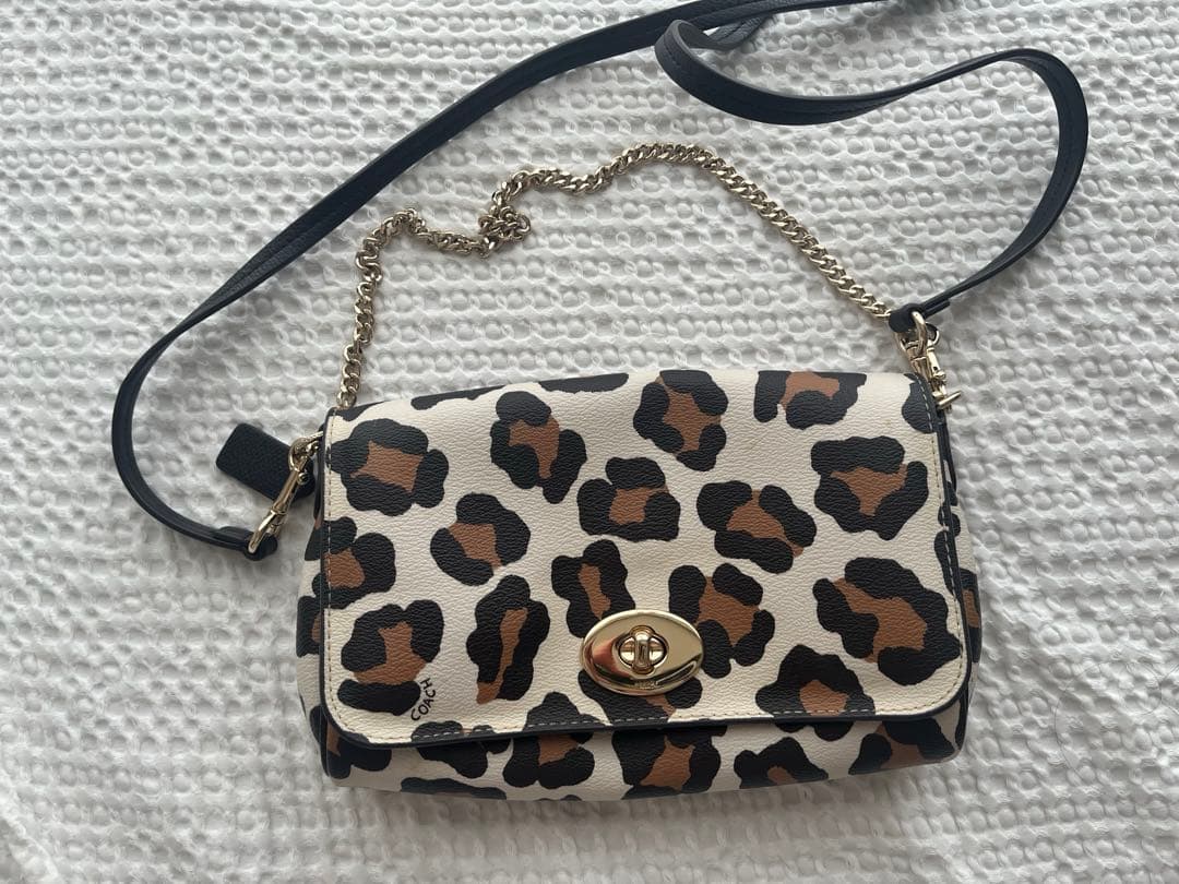 美品COACHコーチのヒョウ柄バック/斜め掛け、ショルダー付