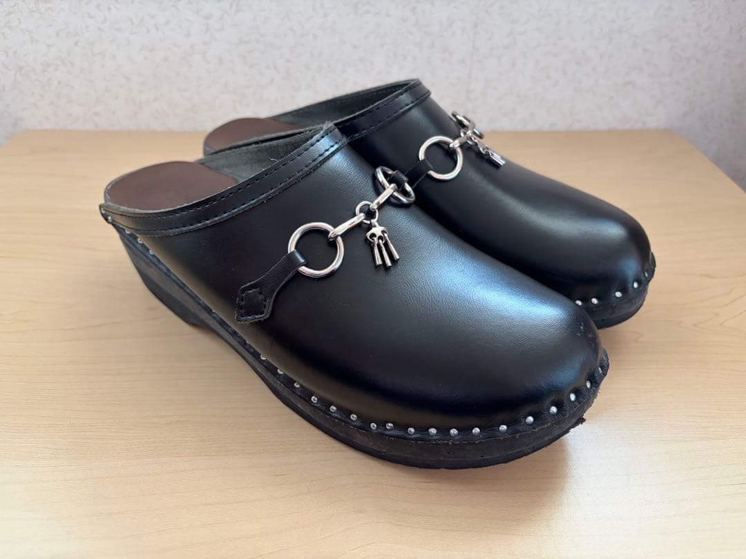 Needles × Troentorp ブラックレザーサボサンダル スタッズ付き