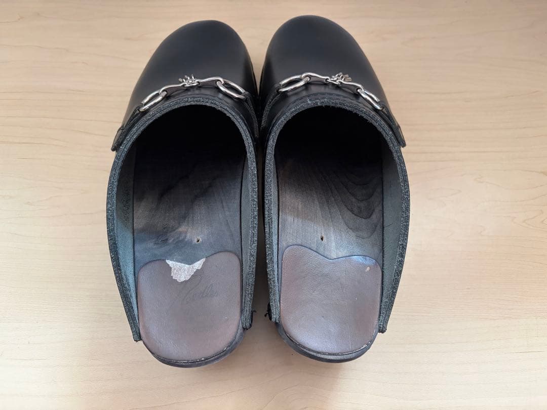 Needles × Troentorp ブラックレザーサボサンダル スタッズ付き