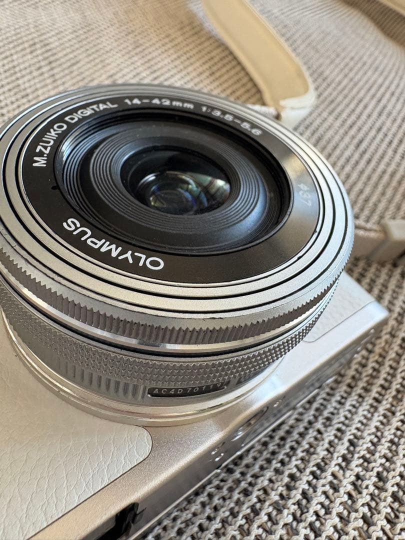 OLYMPUS PEN E-PL8 白