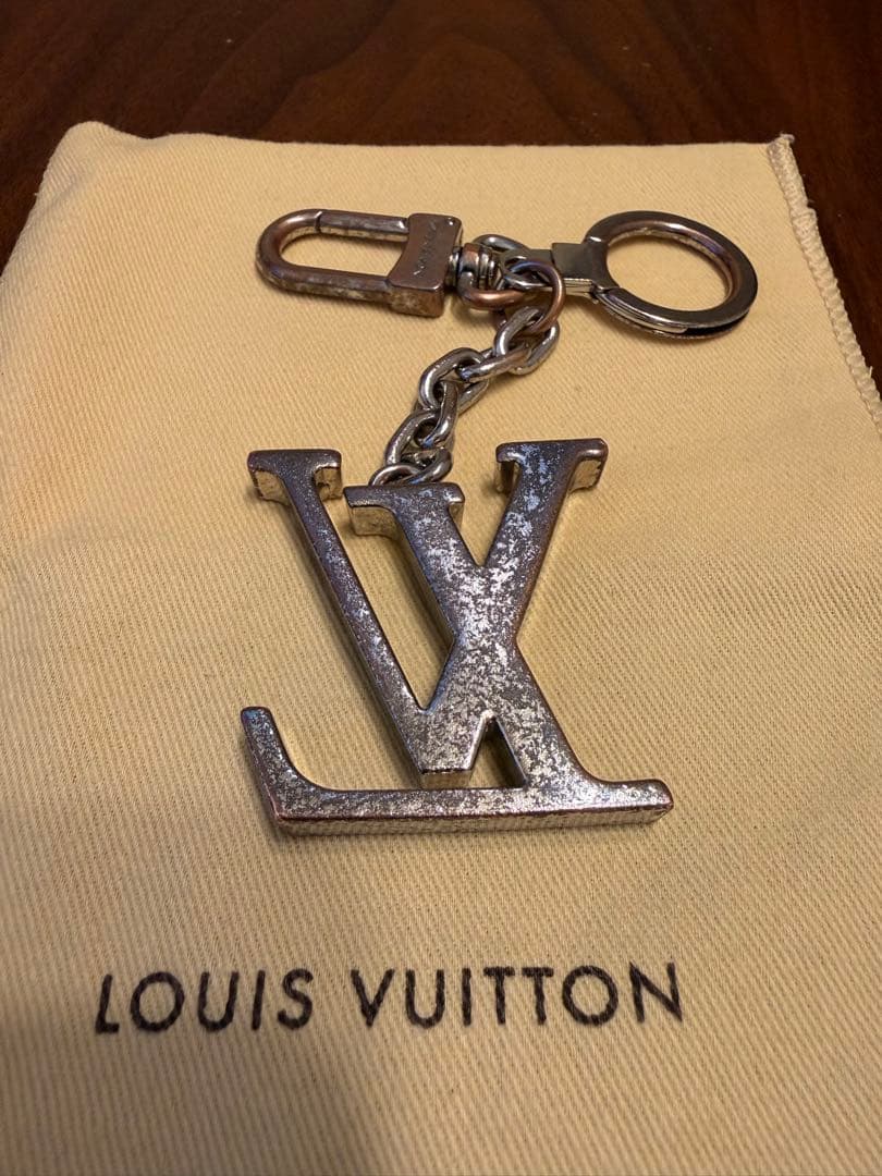 ルイ・ヴィトン ポルト クレ・イニシャル LV キーホルダー シルバー（中古）