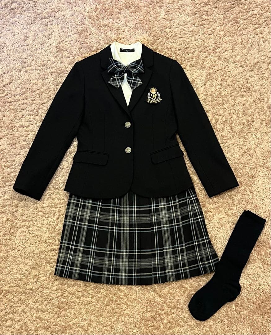 黒のフォーマルスーツとリボンタイ