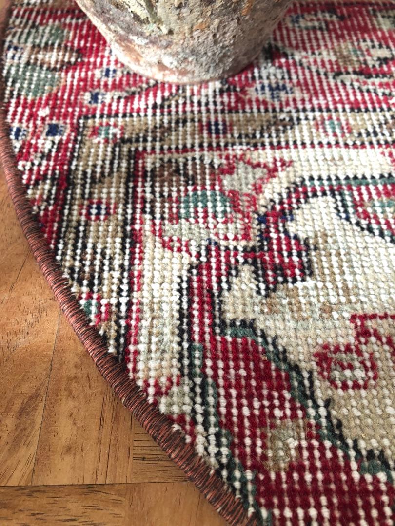 ✧美しいredと優しいbeige ✧ビンテージ　トルコ　トライバルラグ　半円ラグ