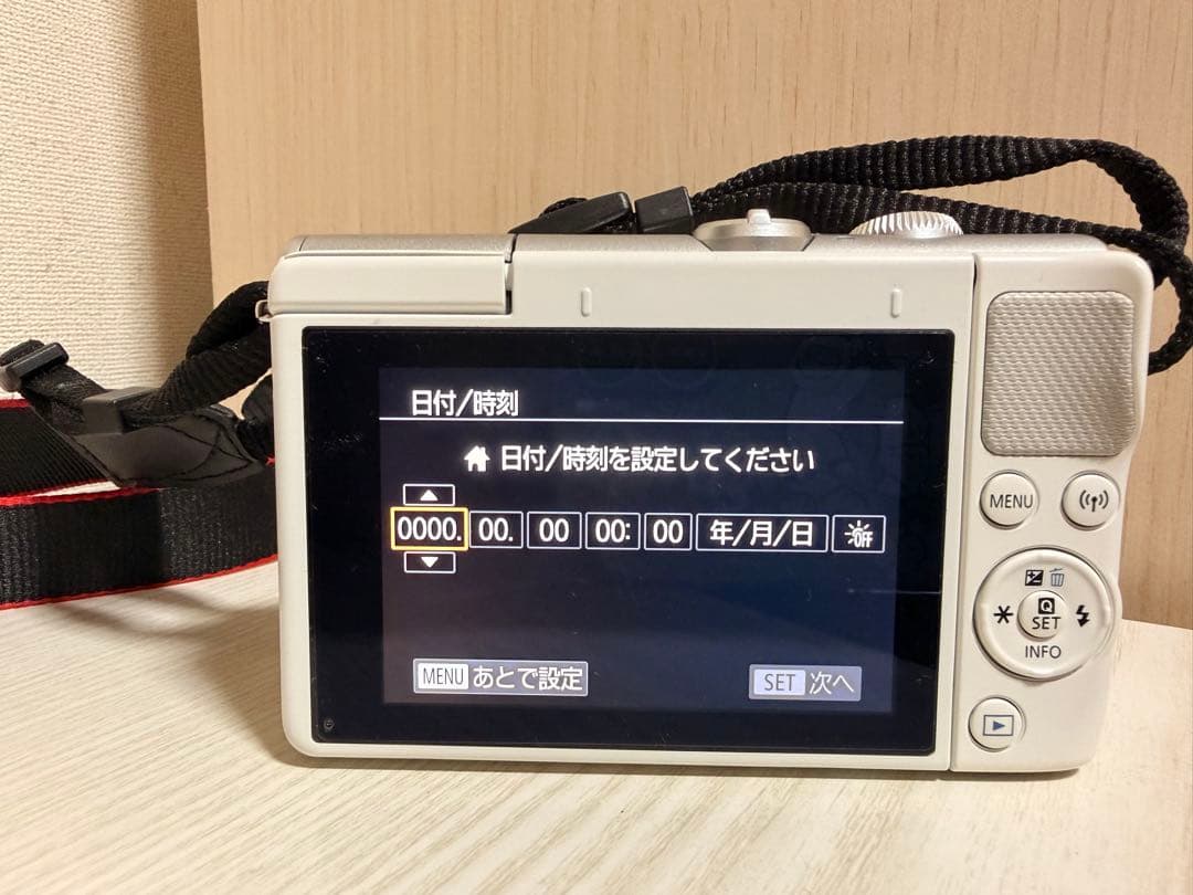 Canon EOS M100 ミラーレス一眼　ダブルレンズキット ホワイト