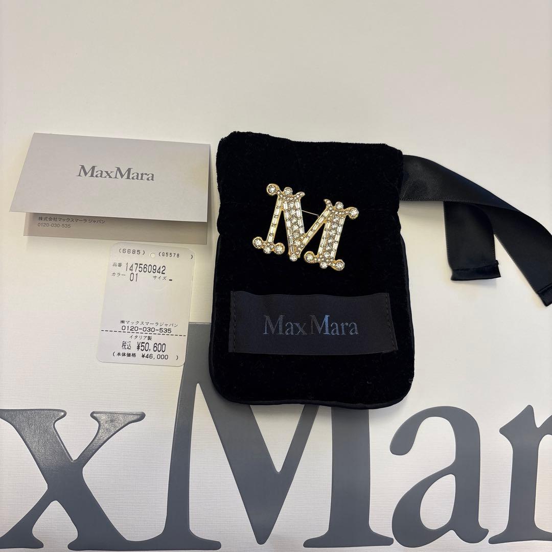 マックスマーラ　M字型クリスタルブローチ