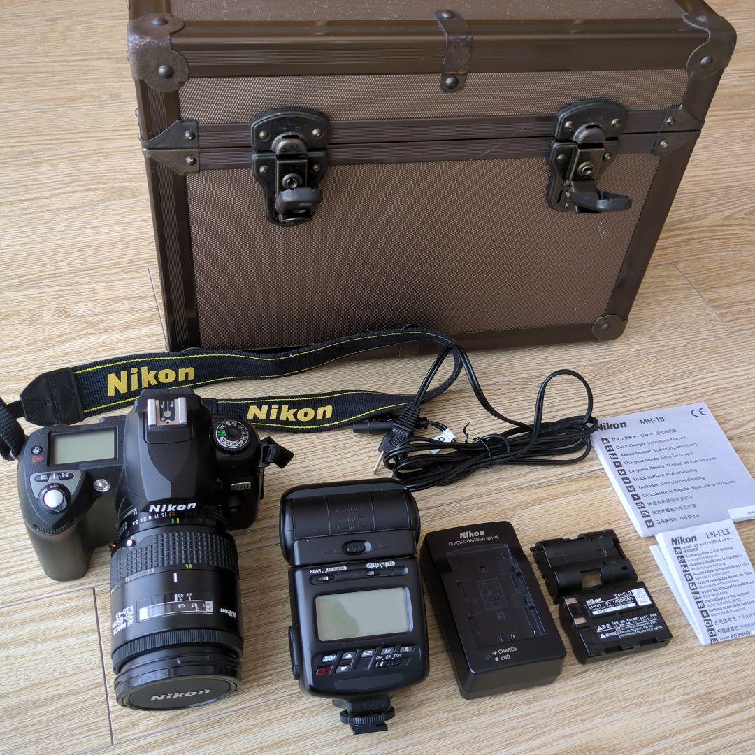 ニコンデジタル一眼レフD-70 　オートフォーカス　ストロボ・充電器・ケース付き