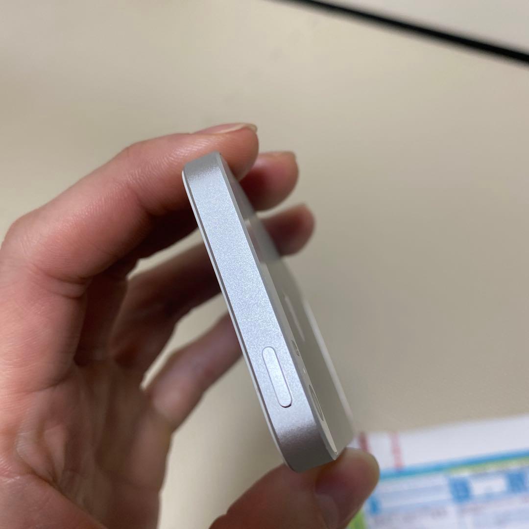 Apple iPhone SE シルバー 本体