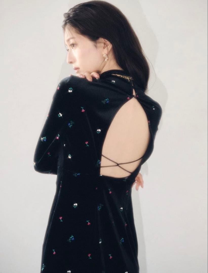 LILY BROWN エンブロイダリーフラワーベロアワンピース ブラック