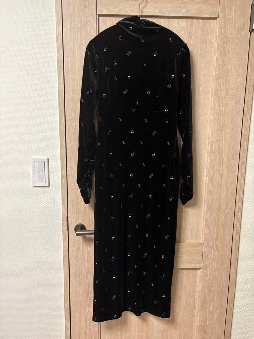 LILY BROWN エンブロイダリーフラワーベロアワンピース ブラック