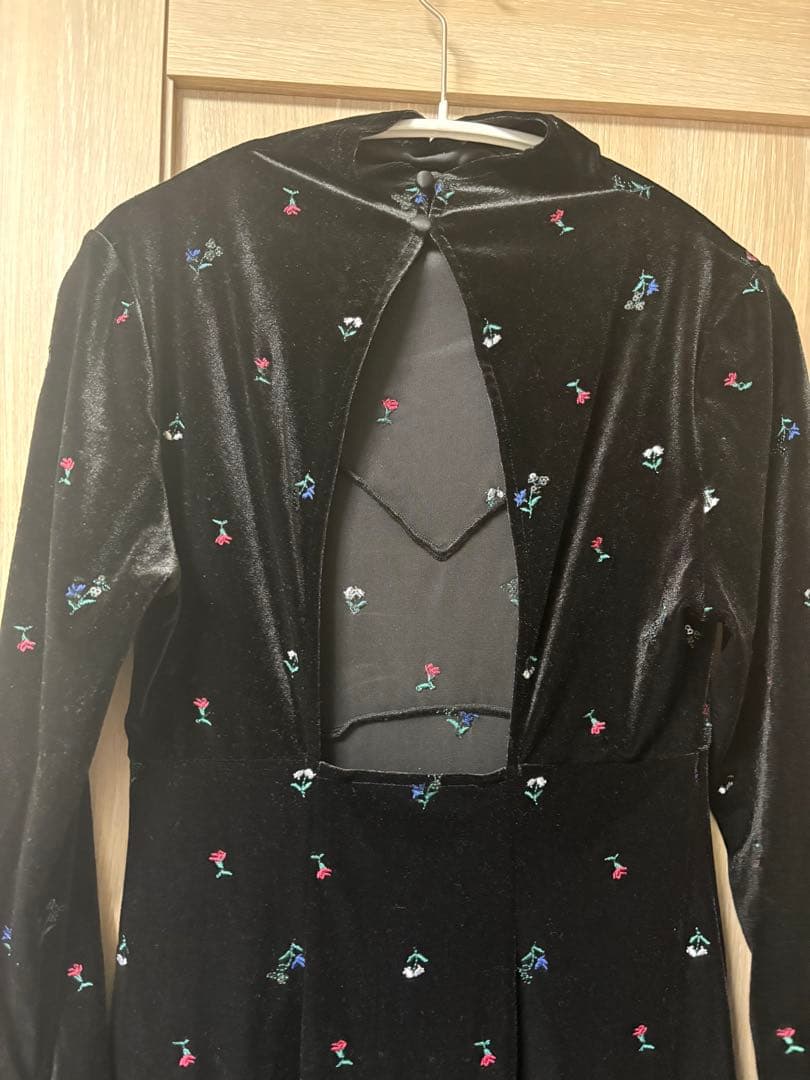 LILY BROWN エンブロイダリーフラワーベロアワンピース ブラック