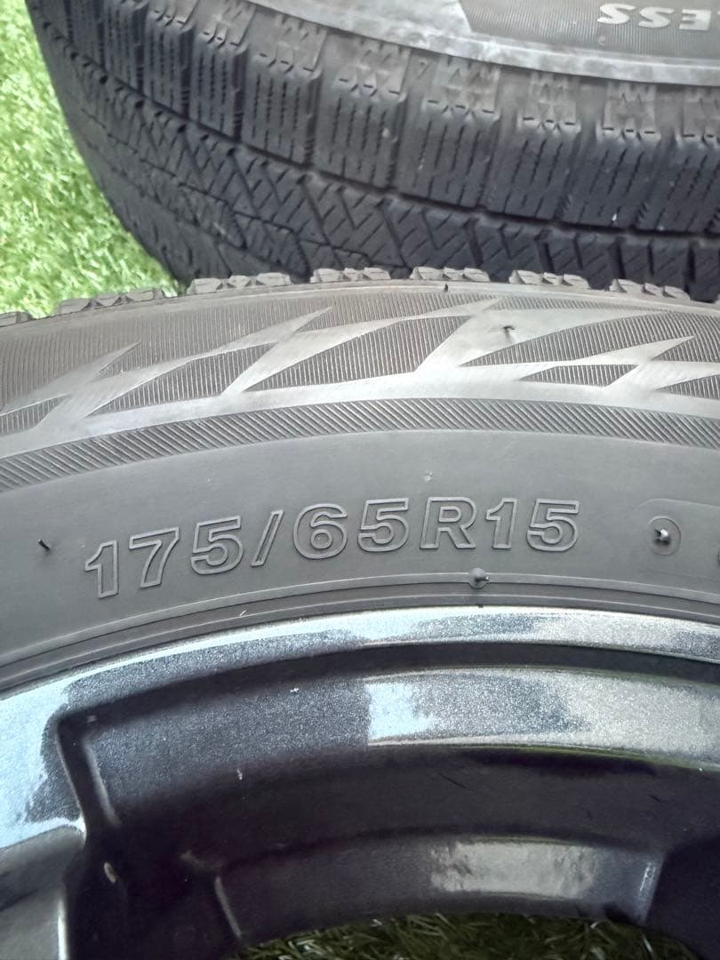ブリヂストン BLIZZAK スタッドレスタイヤ　175/65R15 バリ山