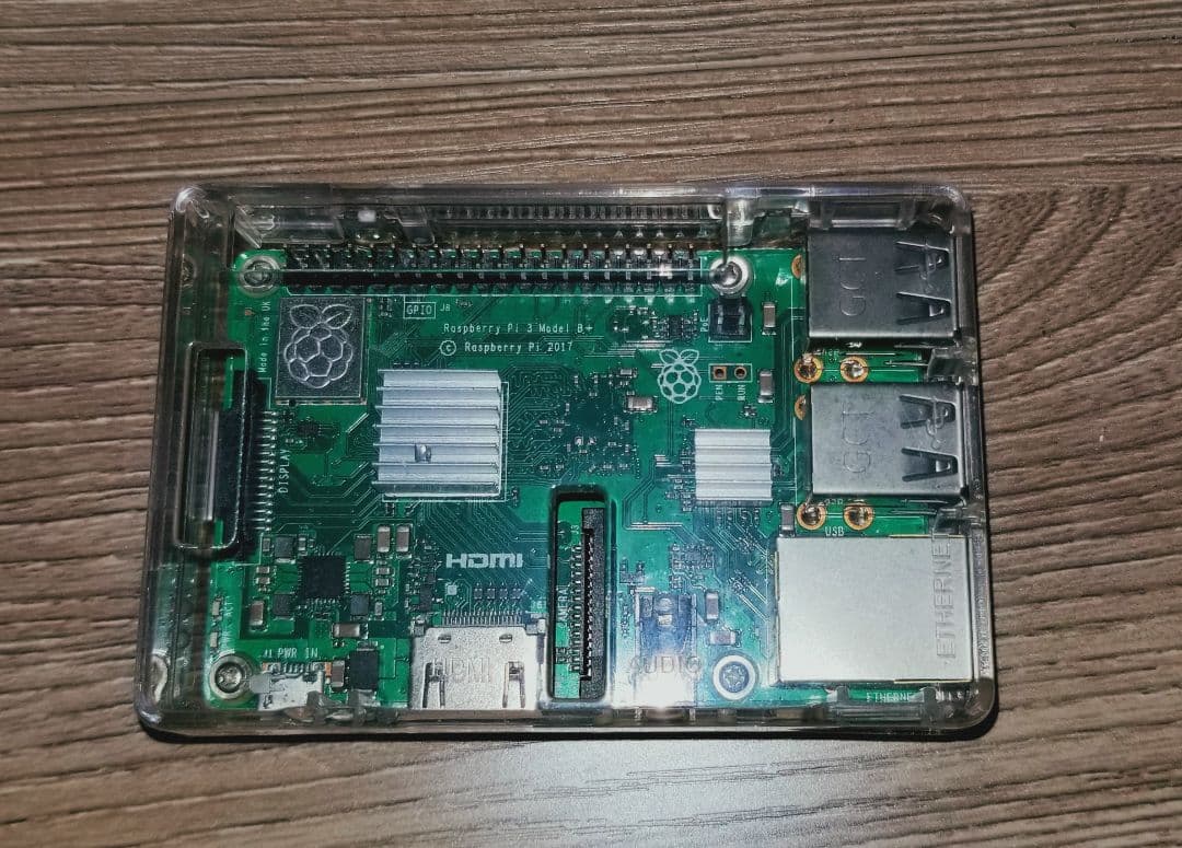 Raspberry Pi 3 Model B+ (ケース付き)