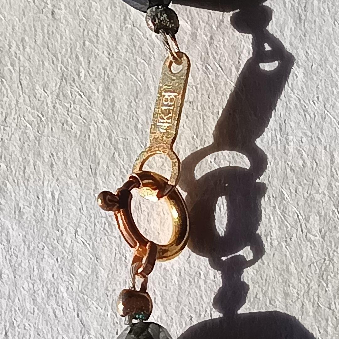 プレートにＫ１８の刻印ある多彩なクリスタルのネックレス