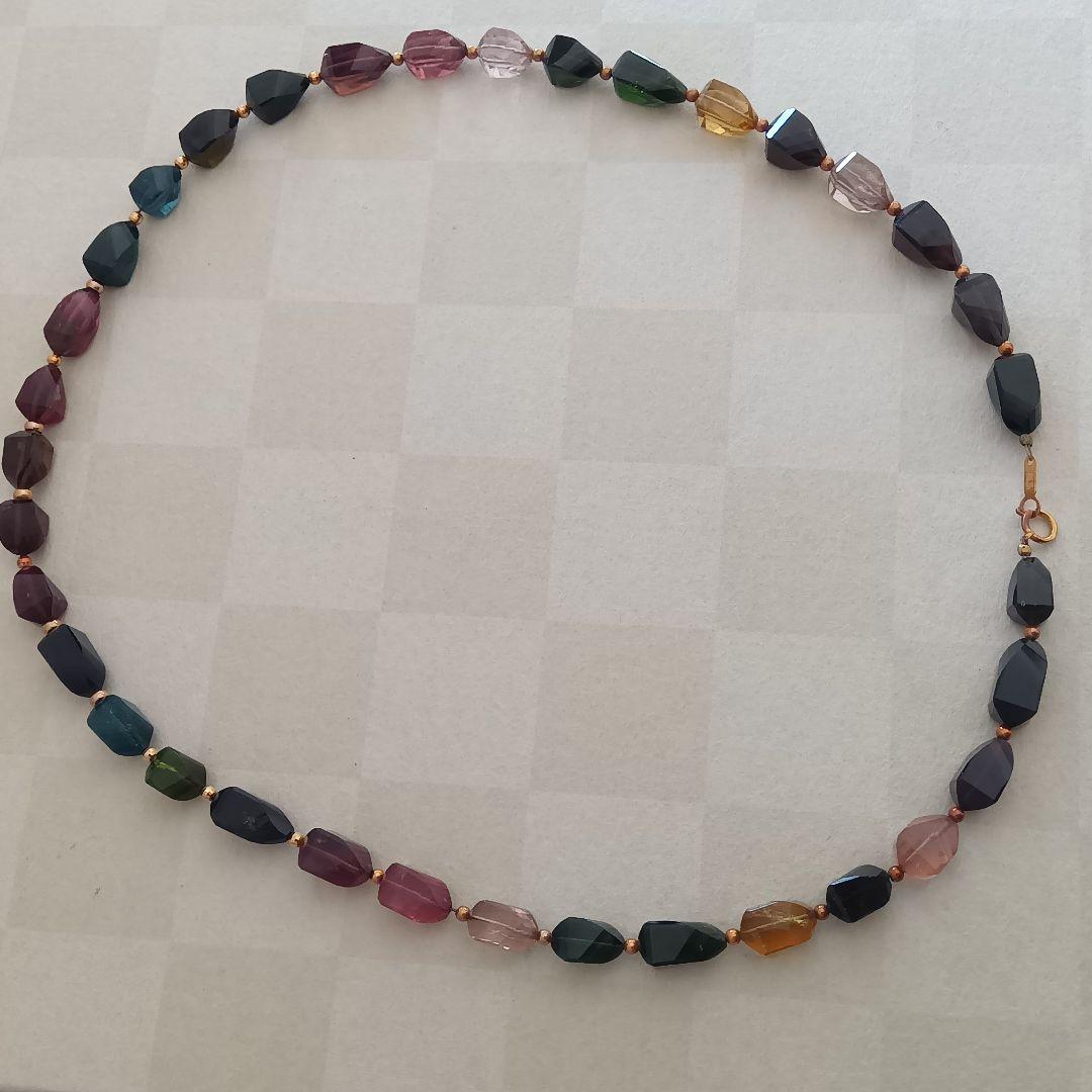 プレートにＫ１８の刻印ある多彩なクリスタルのネックレス